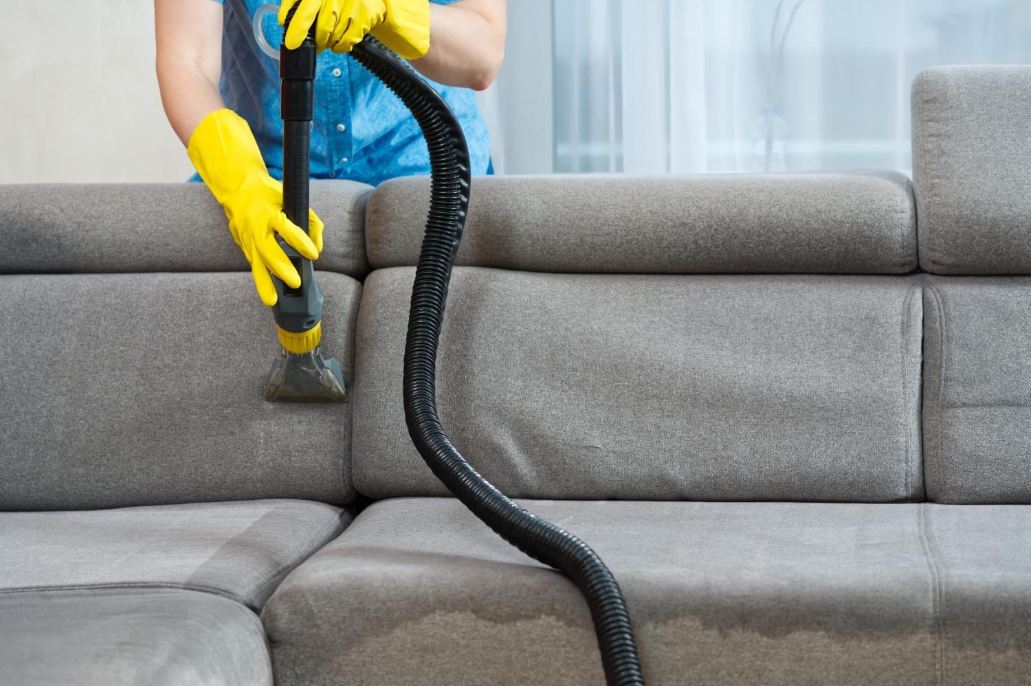 Tùy theo chất liệu mà bạn cần có các cách vệ sinh ghế sofa khác nhau